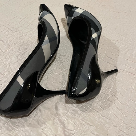 Burberry Heels Excelent condition .I can’t wear high heels  anymore 🥲 - Picture 5 of 7